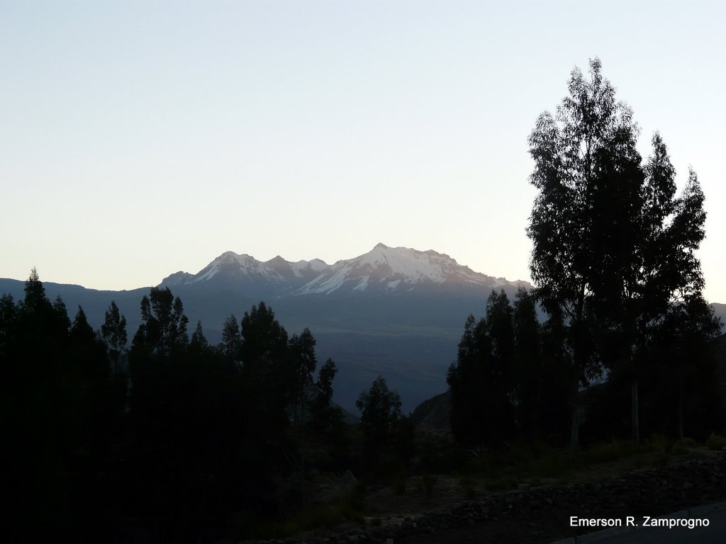 Silhueta de árvores e montanhas vistas do hotel em Chivay / ezamprogno by Emerson R. Zamprogno