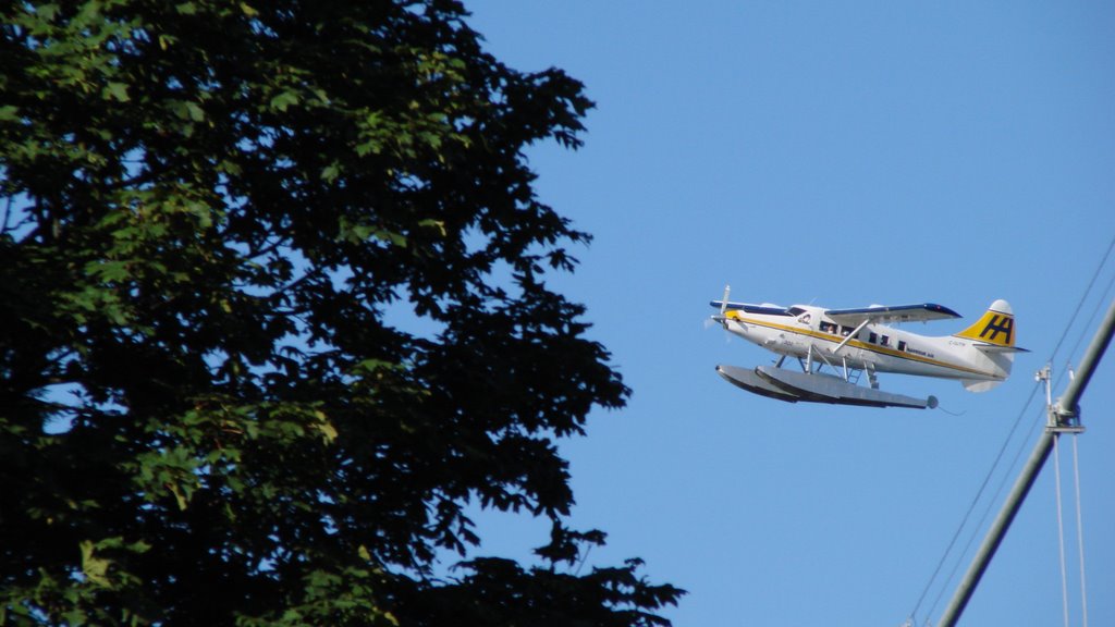 Avion sobre el Lions Gate Bridge by Horacio Arevalo