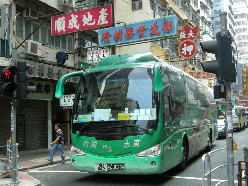 Long-distance coach from China@Pitt St.,Yaumatei　中国からの長距離バス＠碧街（油麻地） by butch24h