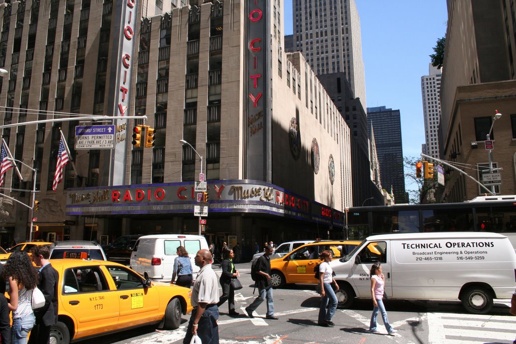 Radio City Music Hall by Leif Bentzen