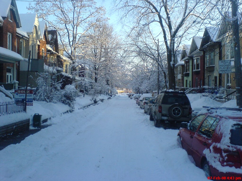 Winter on Tiverton Avenue looking south. (Feb. 2008) by E. Tes Chakasim