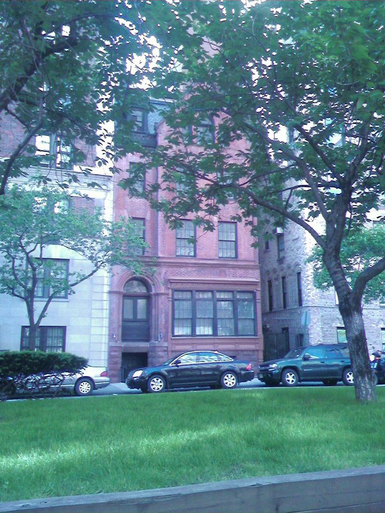 Old Townhouse on West Side of Park Avenue by thearch