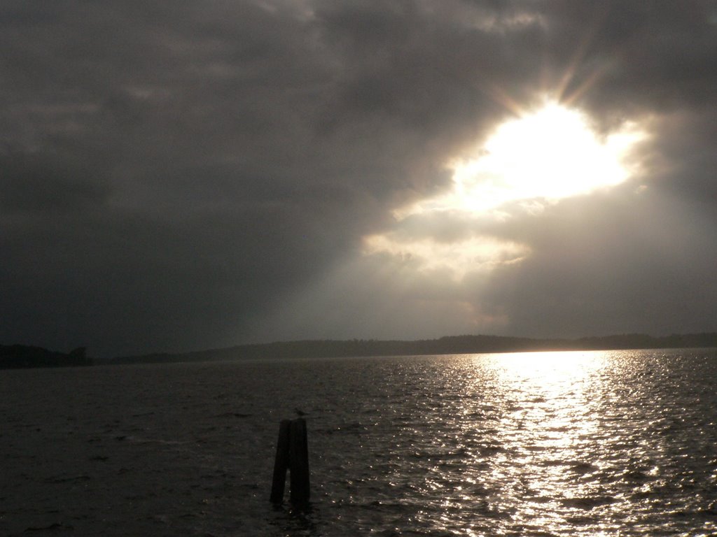 Dunkle Wolken über der Müritz by Günter Kriems