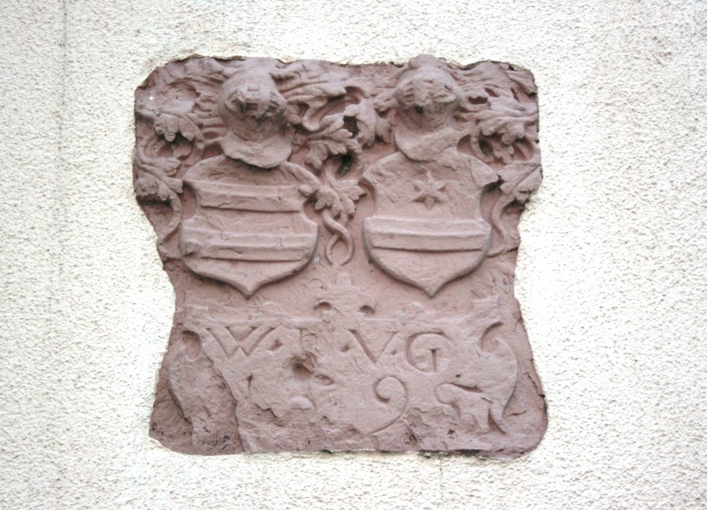 Wappenstein des Schlosses in Tiefenbronn von Wolf Dieter von Gemmingen (1550-1601) und seiner Gemahlin Ursula von Neuneck anno 1595 am Tiefenbronner Rathaus by Tobias Laible