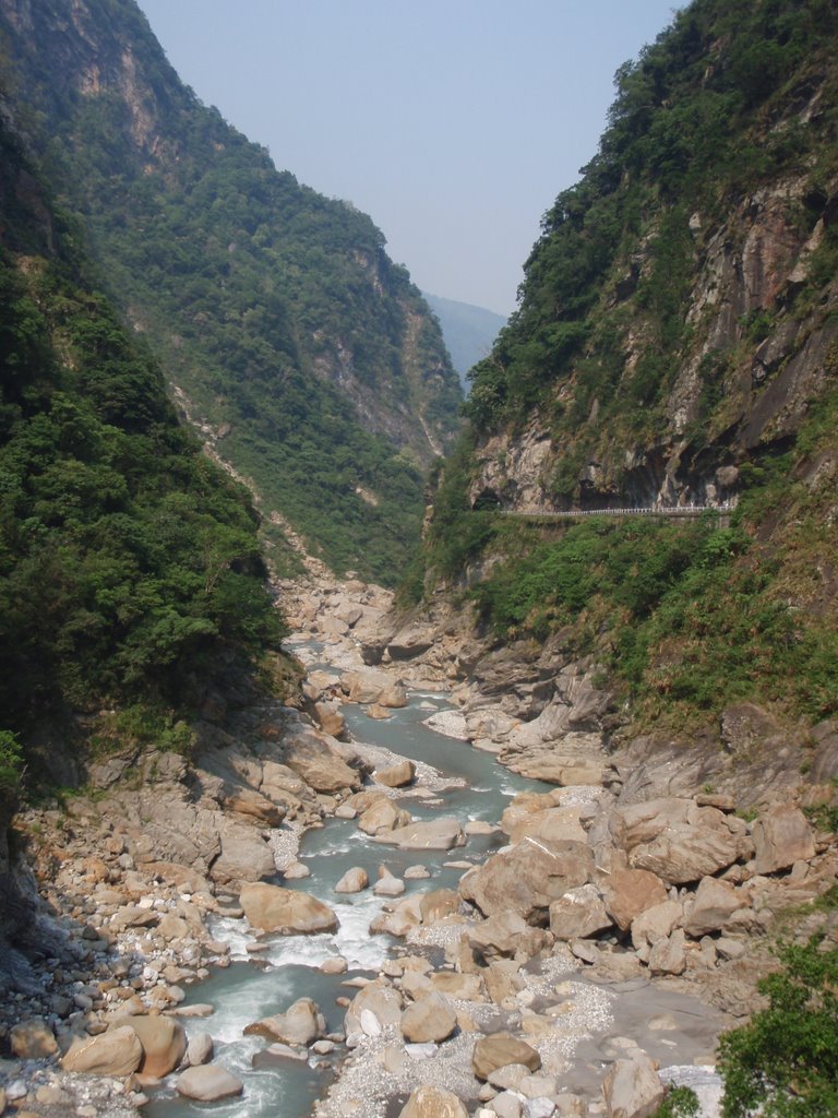 Taroko Gorge near Swallo Grotto by chiawei0816