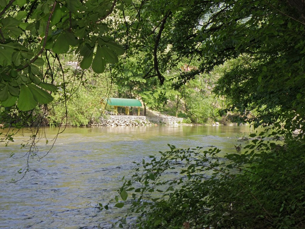 Terasă pe malul Cernei în Herculane by BogdanGoim