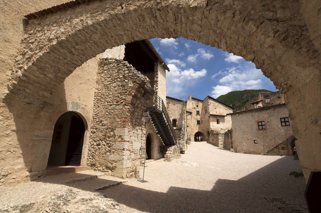 Arco di Castel Beseno by Martin Stolle