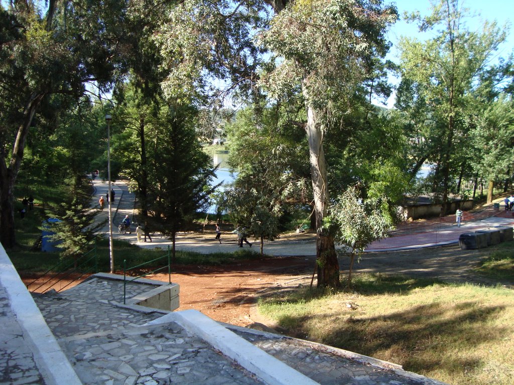 Pamje nga amfiteatri i rrugëve brenda parkut në rikonstruksion, Maj 2009 by Edo-9/11