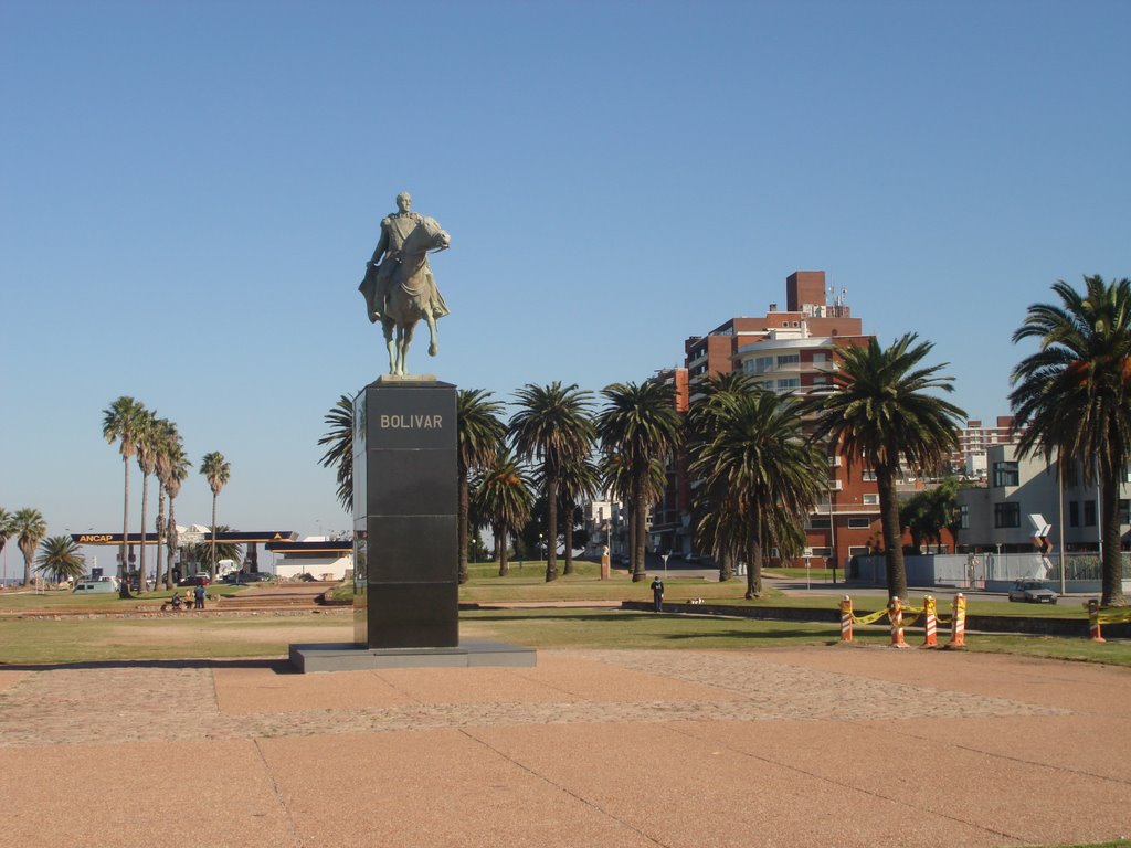 Simon Bolivar statue by RaulR