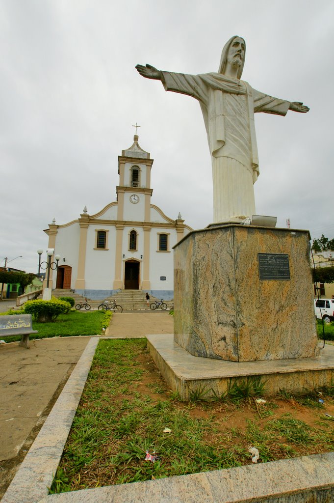 Cruzeiro e ao fundo Igreja Matriz de Santo Antônio by sgtrangel