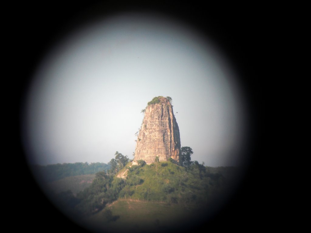 Torre de Pedra com binoculos 12-Apr-09 by Rune G. Becker (ⱤƓƂ)