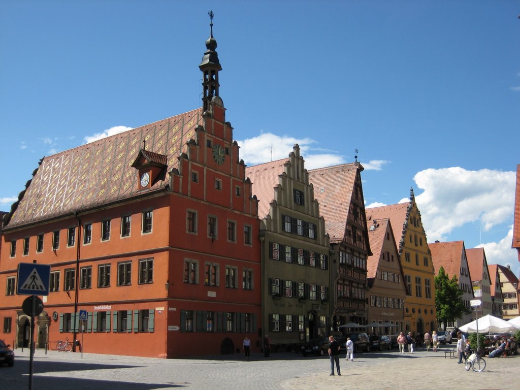 Dinkelsbühl, Blick vom Marktplatz zum Weinmarkt by brugge_tripel