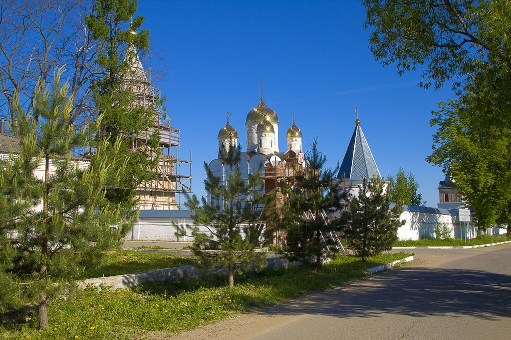 Mozhaysk, Luzhetskiy monastery, May-2009 by Andrey Zakharov