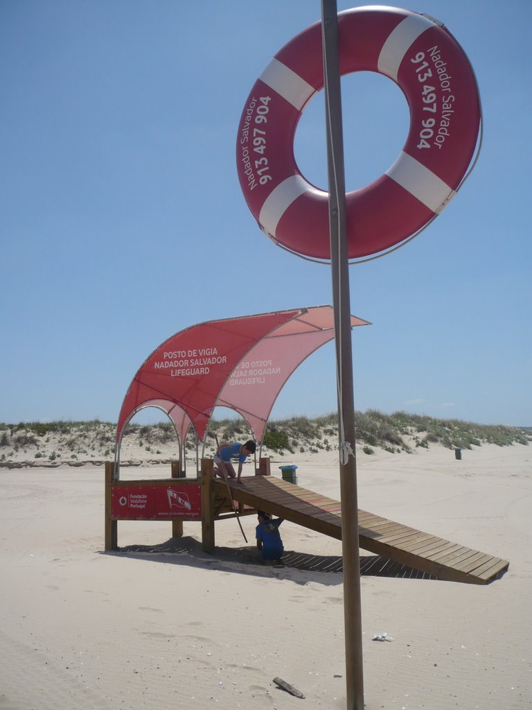 Puesto de Socorro en Playa Caparica by Ricardo Fernández