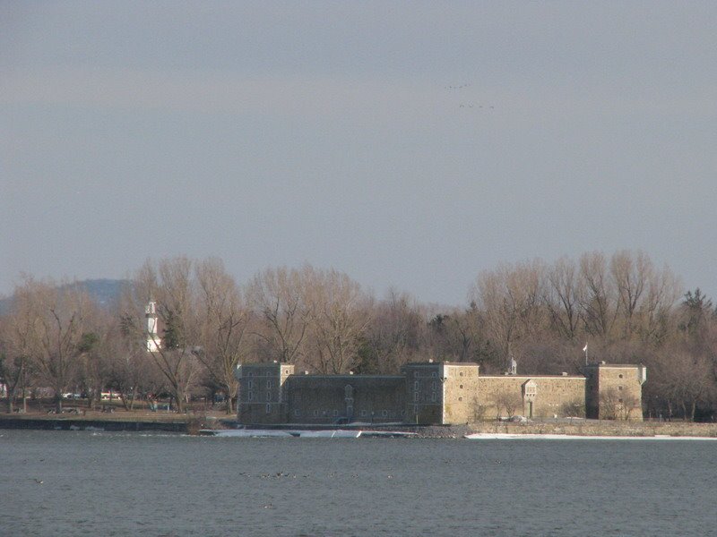 Vue du fort Chambly de l'autre côté du bassin by Djeepee22