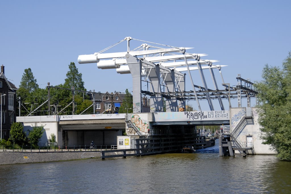 Railway bridge over the Houtmankade by Kevin Scott