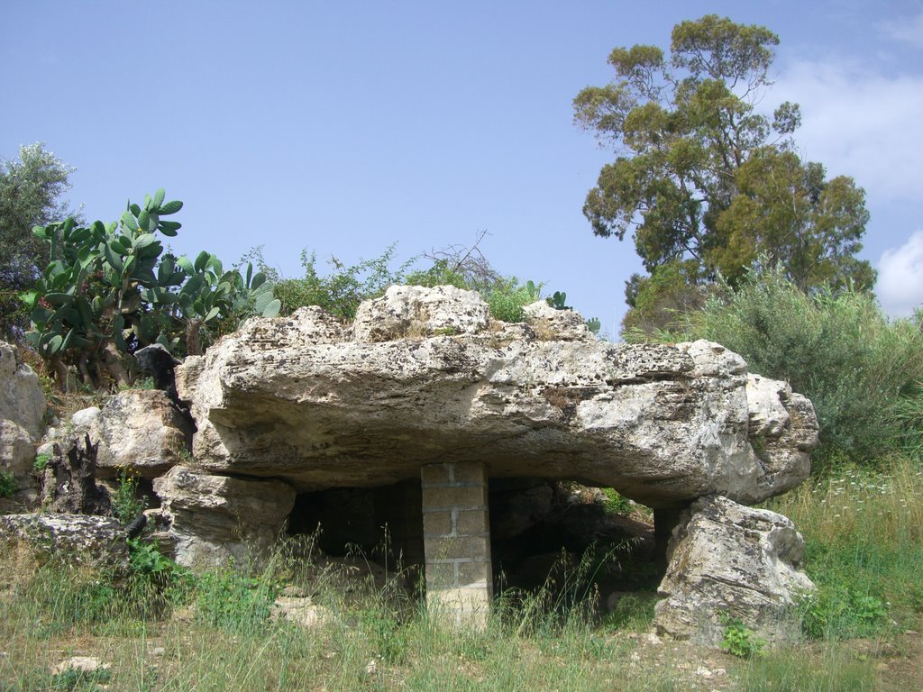 Dolmen near Avola by Gianluca Albeggiani (Giovanni)