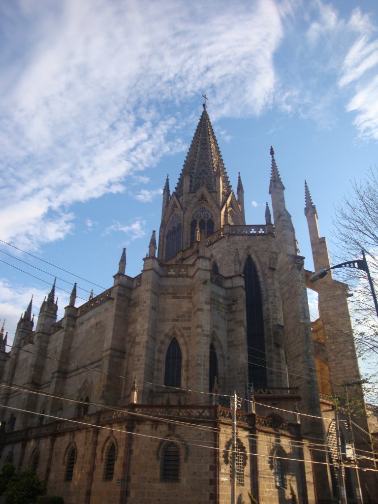 Atrás del templo expiatorio by Alejandro Guzmán Robles