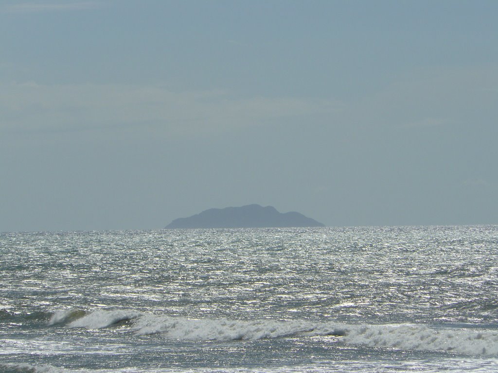 Isla Desecheo desde la Playa de Aguada. by Juan & Gladys PR