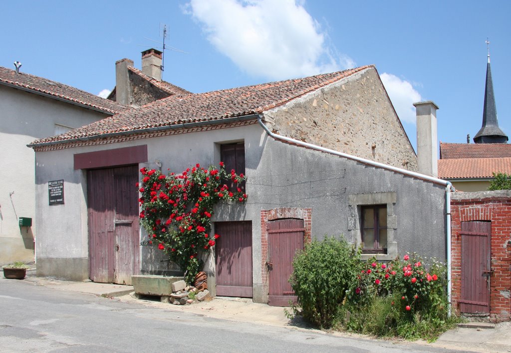 Saint-Bonnet-de-Bellac : une rue du Bourg by macrobert