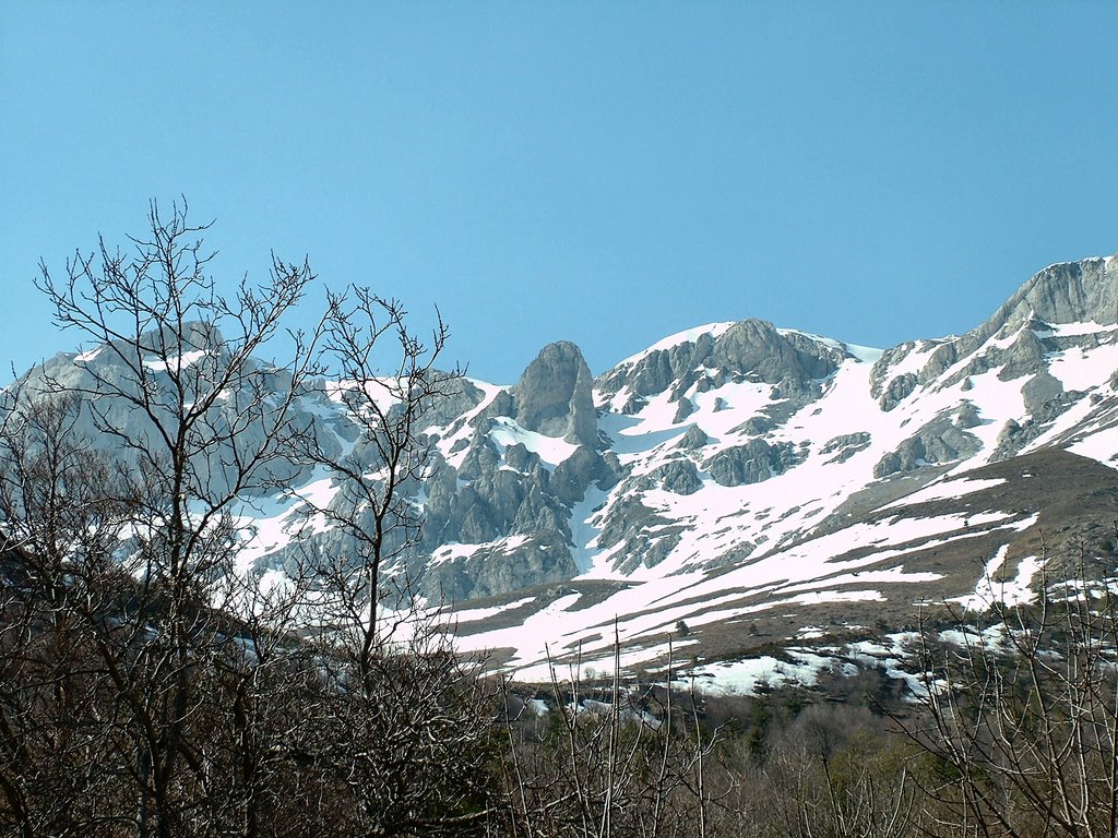 Il Mongioie apr 09 da strada per Pianrosso by Pierluigi Grosso