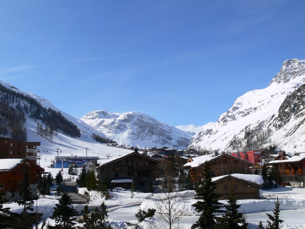 Blick über Val d' Isère (Winter) by camforceone