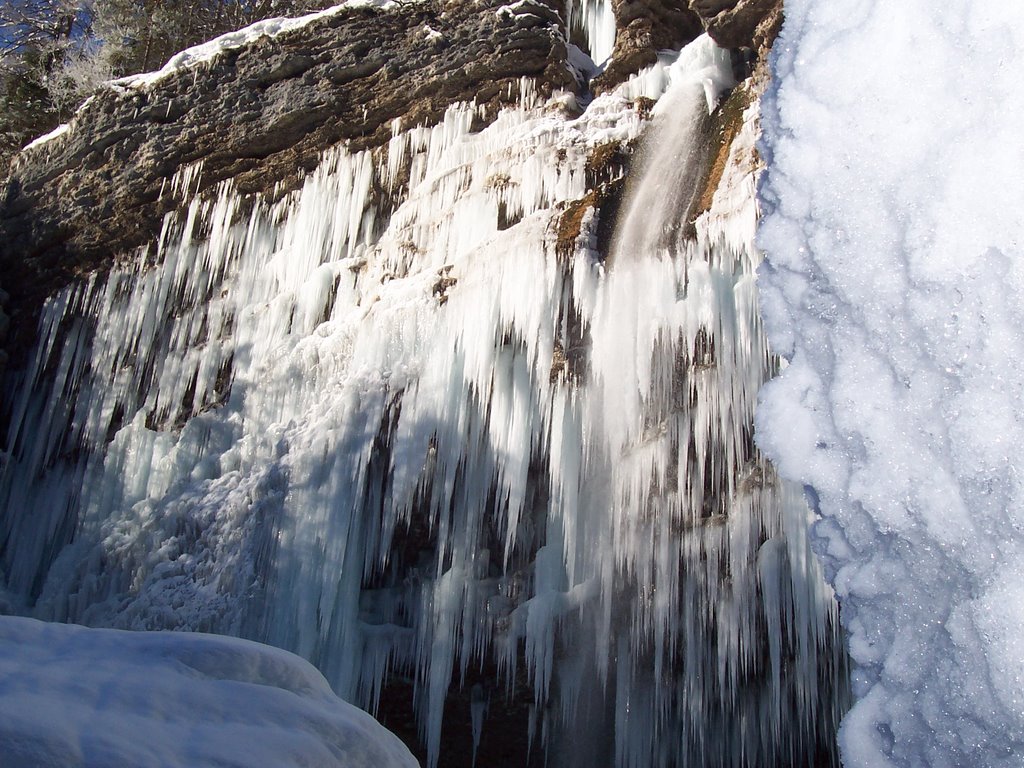 Waterfall "Pericnik" in winter (2006) by sskgbr