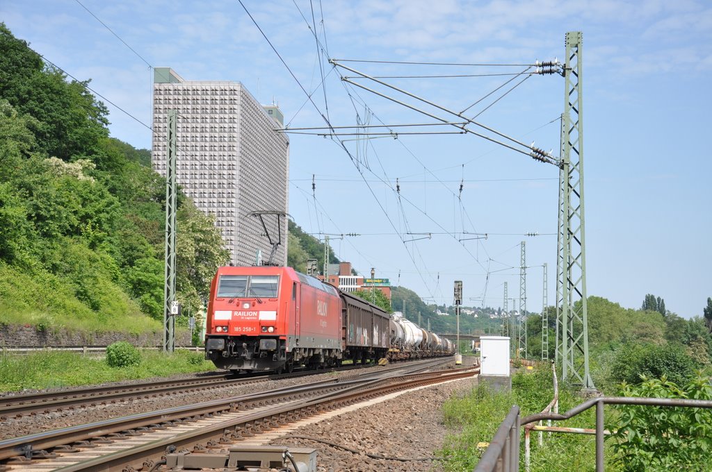 Güterzug bei der Königsbacher Brauerei in Koblenz by Cargojäger