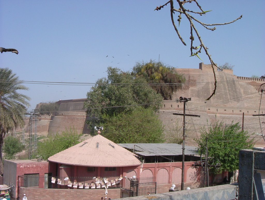 Bahalahisar Fort from the footbridge by franek2