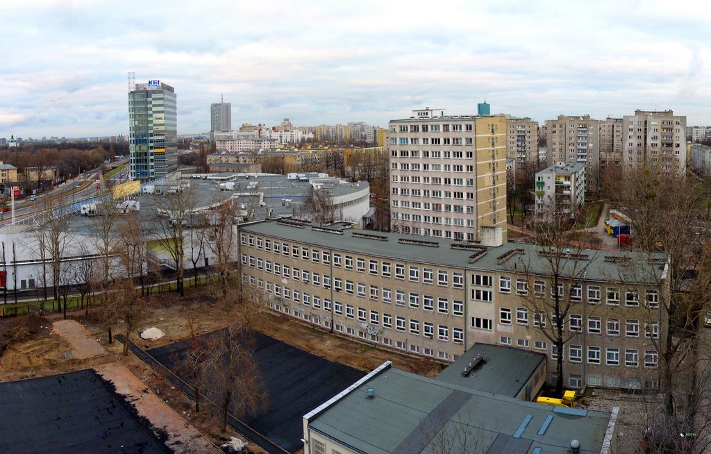 Widok z bloku przy ulicy Anielewicza na szkołę i centrum chandlowe klif (big) by © MEXYK - Grzegorz Moszyński