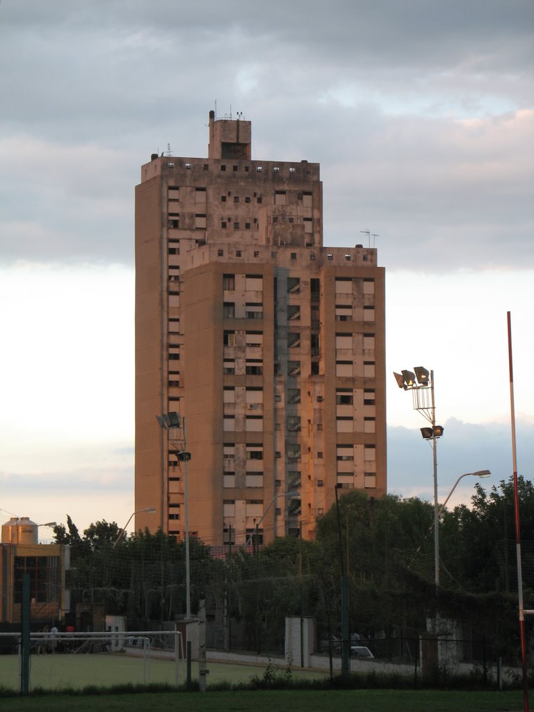 Edificios ante los últimos rayos del sol by viejanuevacordoba