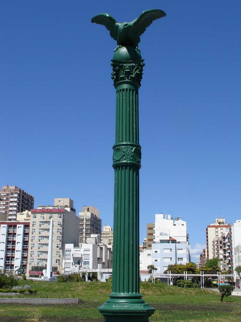 Mar del Plata Columna con aguila by Pasqualino Marchese