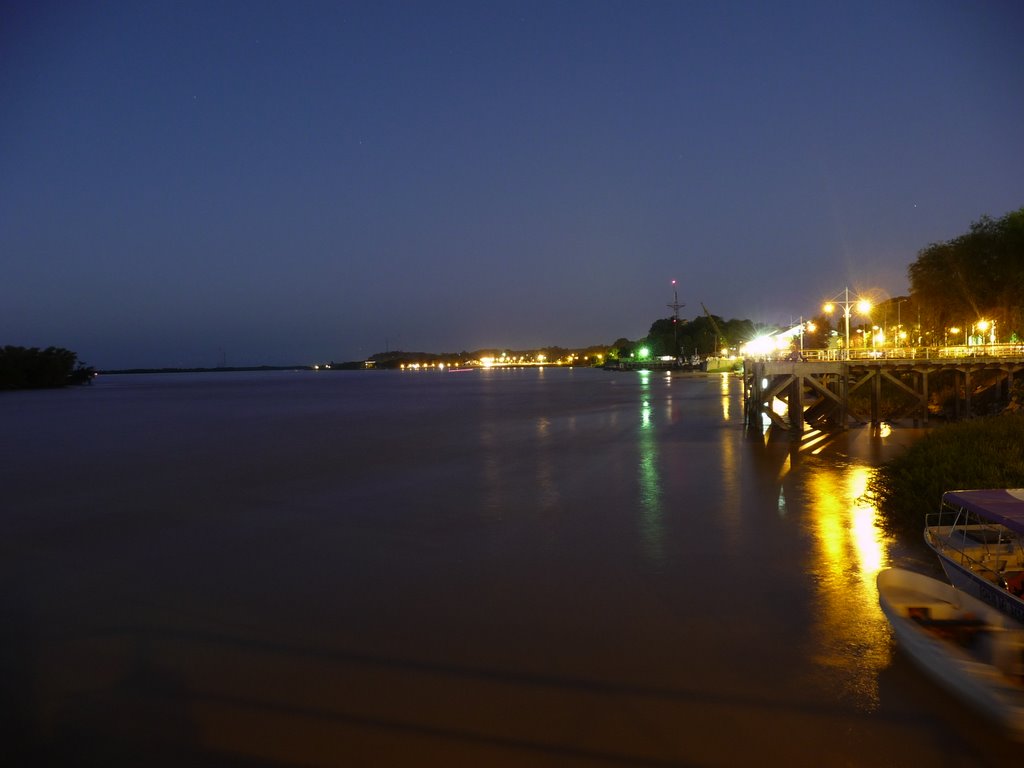 Imagen nocturna del Puerto de Paraná. by Matías Agüero