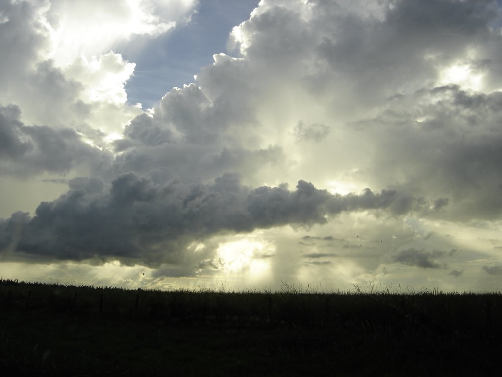 Nuvens e chuva, rodovia SP-375, Porto Leopoldino, SP, Brasil. by André Bonacin