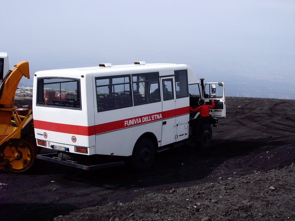 Bus 4x4 pour monter à 3000m - Etna (05/2009) by Stéphane Kaspariant