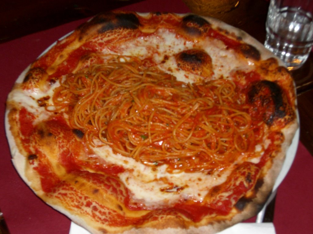 Pizza "culo e camicia"-(pizza con spaghetti) by marcorama