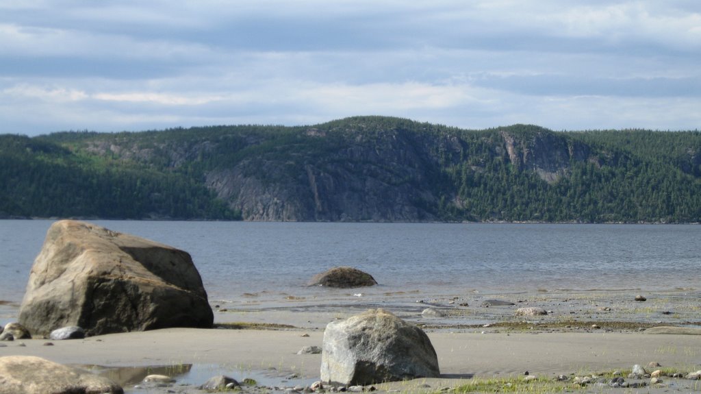 Faille Saint-Alexis, la paroi François-Xavier Garneau et le cone orange des battures De la Grande-Baie by plgrenon