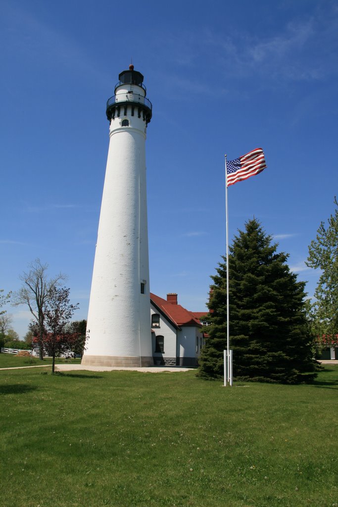 LightHouse @ Wind Point by MichaelLeeTinney