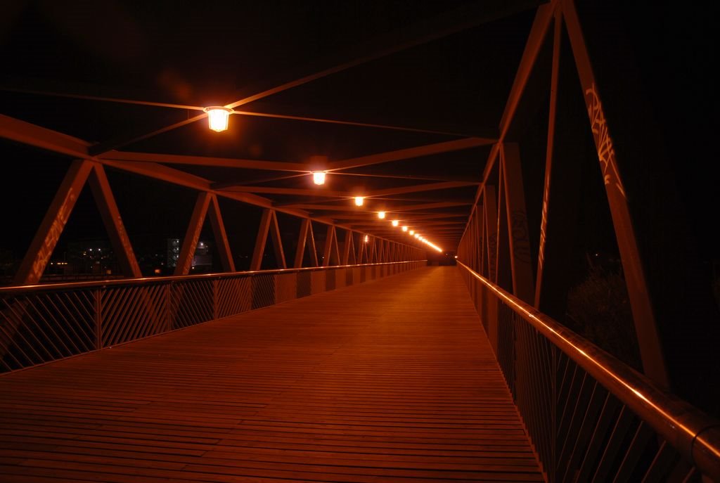 Puente de madera sobre la autopista C-32 by Polcast