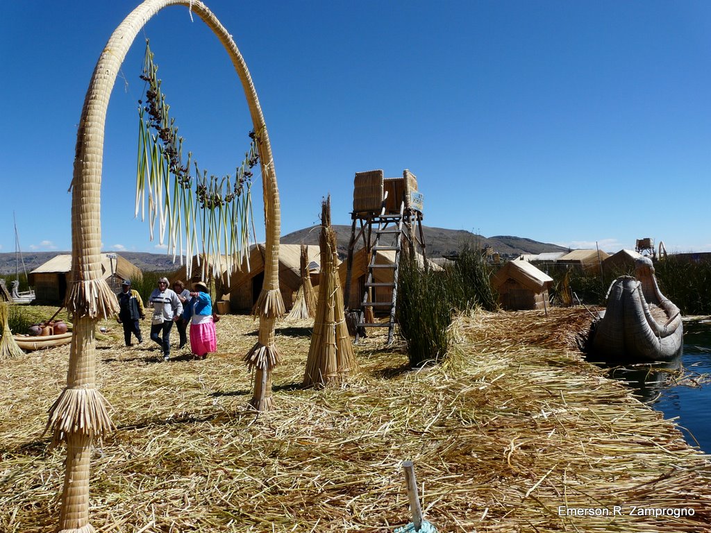 "entrada" da ilha flutuante Khantati em Los Uros no lago Titicaca / ezamprogno by Emerson R. Zamprogno