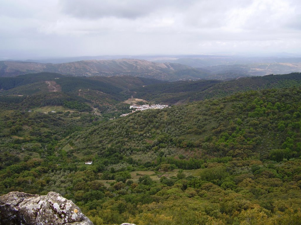 Almonaster desde el cerro by triguito