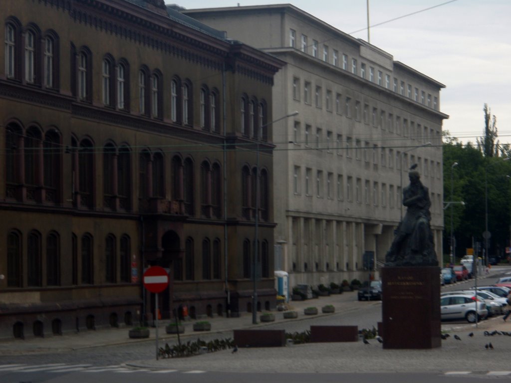 Poznań - Sąd Okręgowy, Policja i pomnik dr Karola Marcinkowskiego by «»Leszek«»