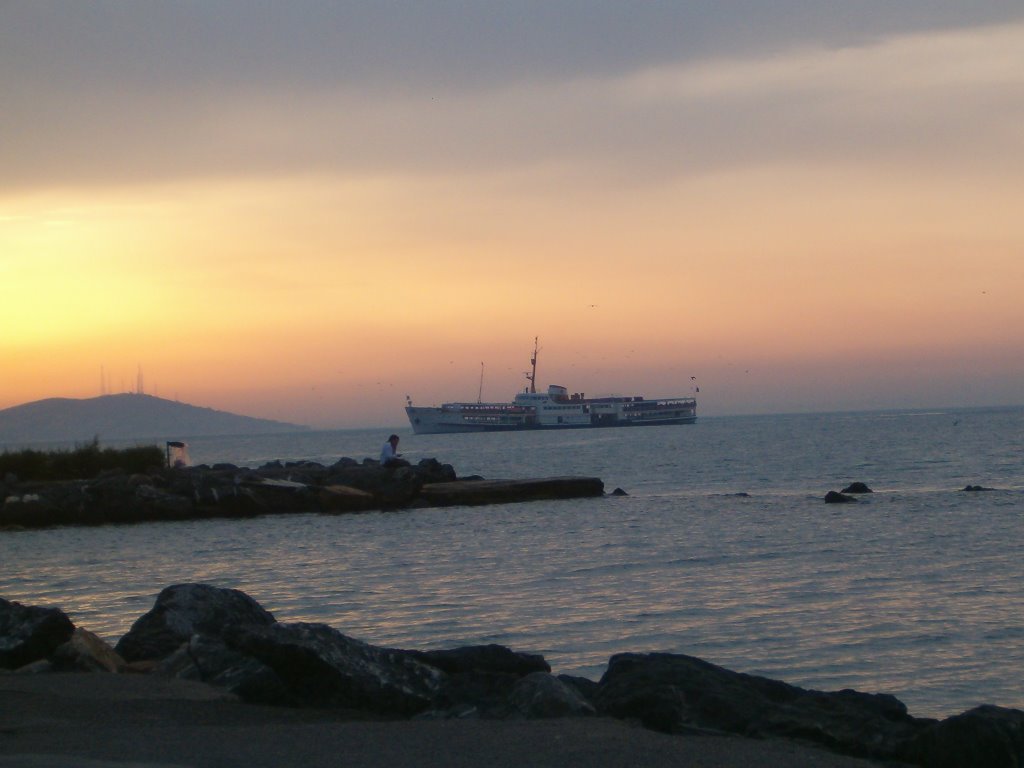 Büyükada Gülistan Caddesi by Bahadır Ölmez