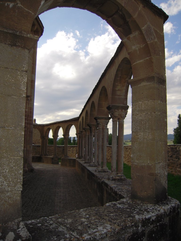 Ermita de Sta. Maria de Eunate. Arcada by bmoros