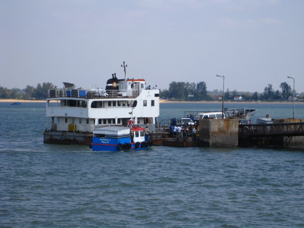 Ferry boat to catembe by jusilva