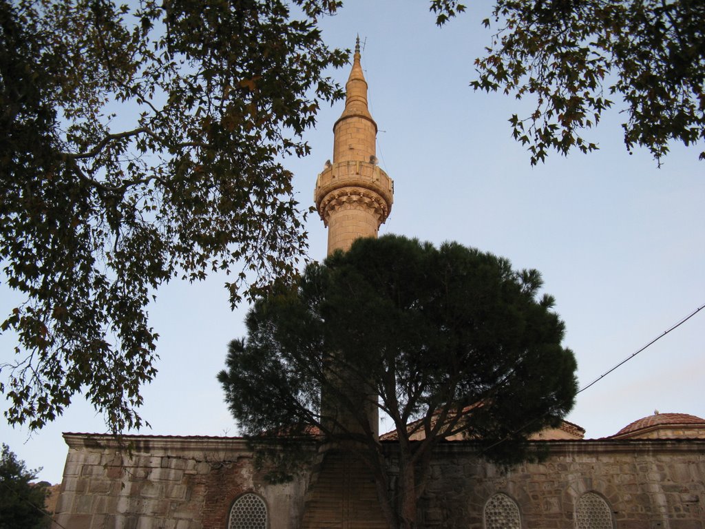 Yeni camii'nin 5 asırlık minaresi... by rifaterenler