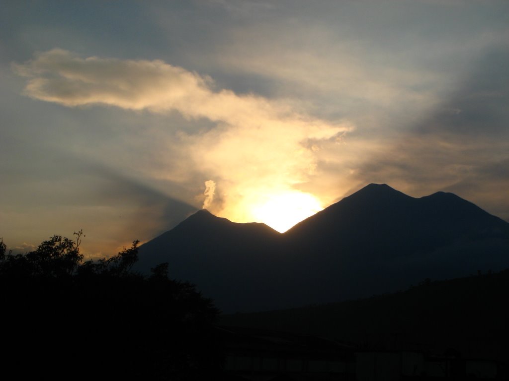 Couché de soleil - Volcan Acatenango et Fuego depuis Antigua by Thierry_MELOT