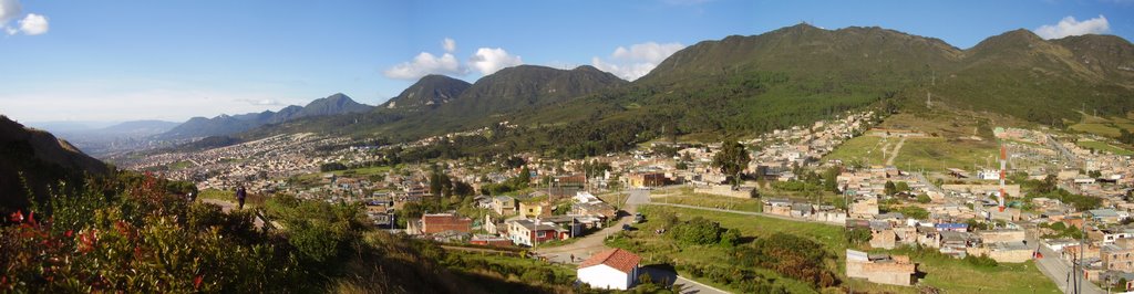 Cerros Sur-Orientales desde El Mirador by Henry Rincon