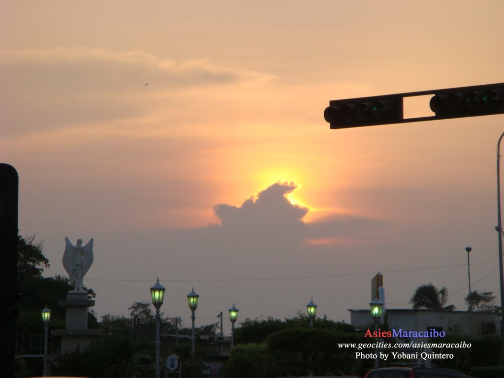 Atardecer en la Plaza El Ángel by Yobani Quintero