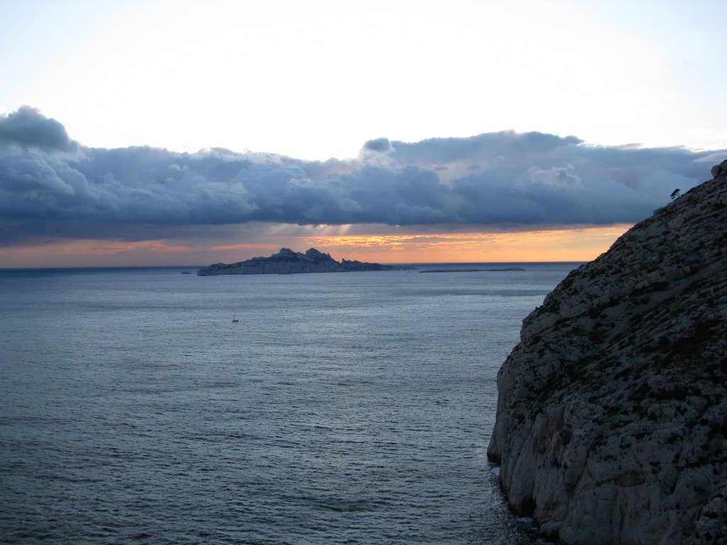 Le coucher du soleil aux Calanques by Anton F